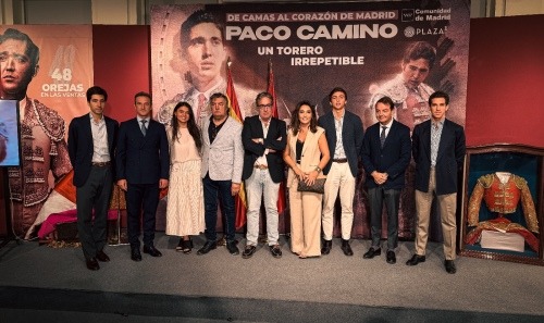 Inaugurada la exposición ‘De Camas al corazón de Madrid’, en homenaje a Paco Camino