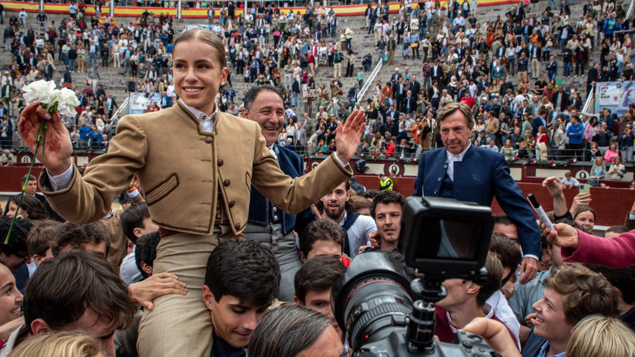 Curro Vázquez, César Rincón y Olga Casado, por la Puerta Grande de Madrid en el homenaje a Antoñete