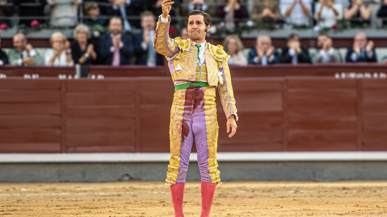 Morante se corta la coleta y dice adiós por la Puerta Grande de Madrid