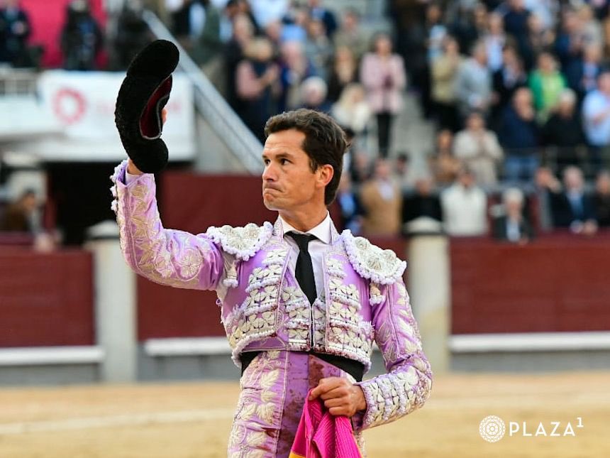 Entrega y oficio de Daniel Luque, saludos en la sexta de abono