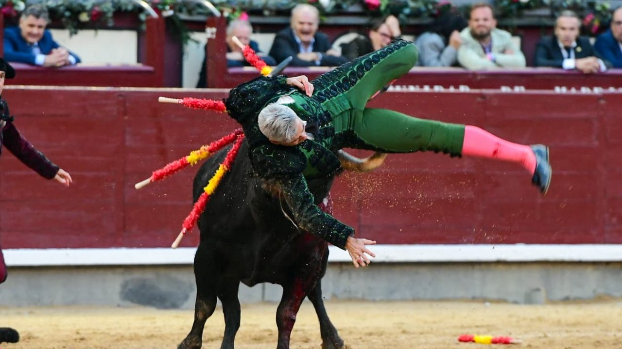 Feísima cogida a Curro Javier en el sexto en Madrid