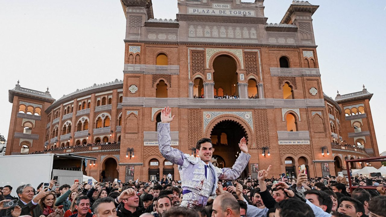 Cuarta Puerta Grande de Fernando Adrián; oreja para Fortes