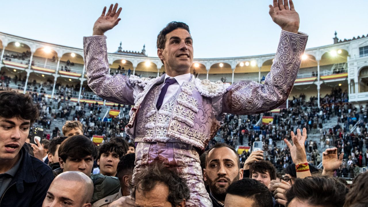 En imágenes la cuarta puerta grande de Fernando Adrián