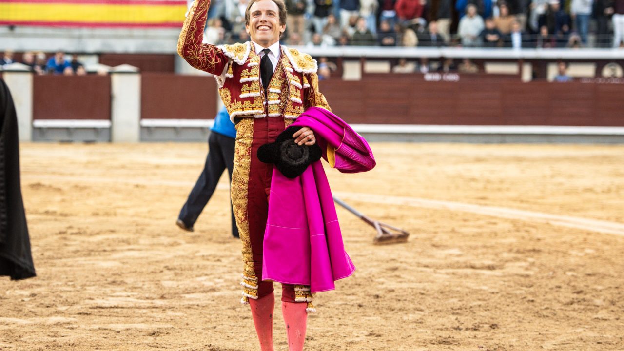 Oreja para Román; saludos para David Galván