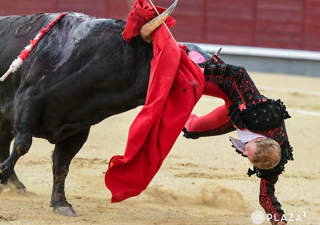Clemente cogido de muy fea manera en Las Ventas